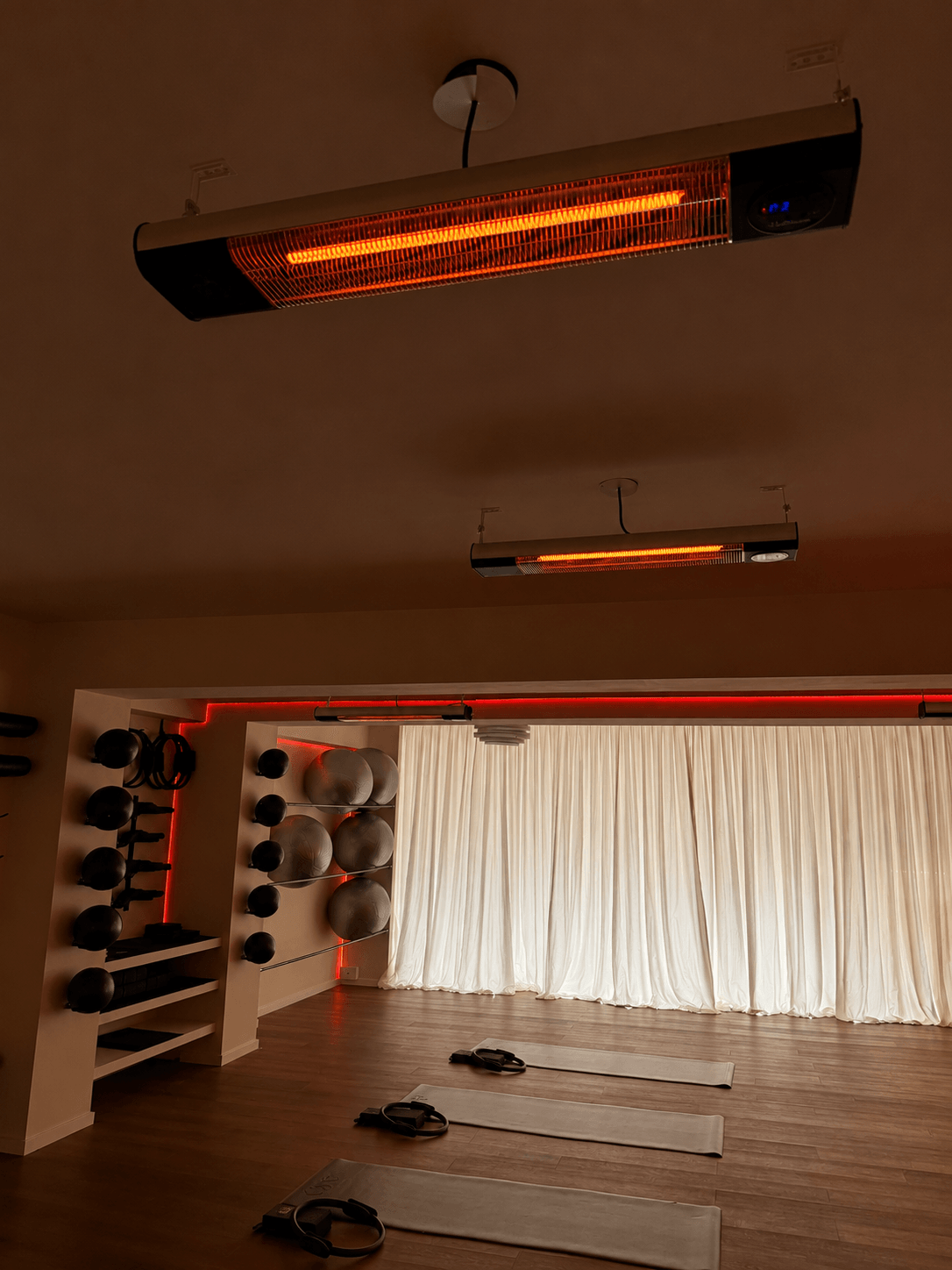 Interior del estudio MAT Pilates con paneles infrarrojos encendidos